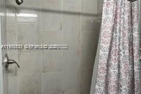 House in Miami, Florida 2 bedrooms, 179.3 sq.m. № 2042030 - photo 8