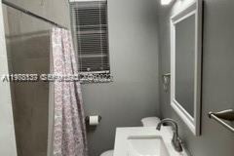 House in Miami, Florida 2 bedrooms, 179.3 sq.m. № 2042030 - photo 6
