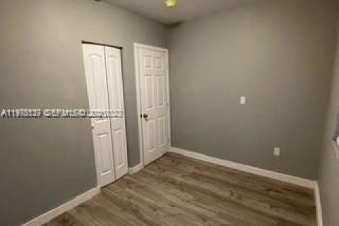 House in Miami, Florida 2 bedrooms, 179.3 sq.m. № 2042030 - photo 9