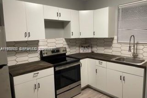 House in Miami, Florida 2 bedrooms, 179.3 sq.m. № 2042030 - photo 3