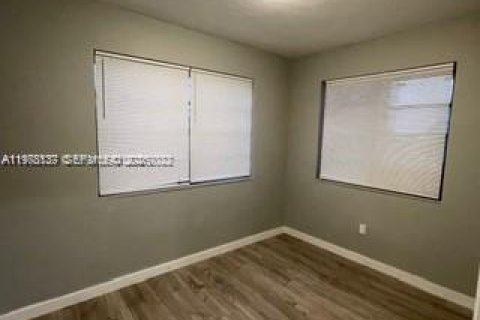 House in Miami, Florida 2 bedrooms, 179.3 sq.m. № 2042030 - photo 11