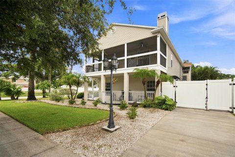 House in Saint Petersburg, Florida 3 bedrooms, 160.54 sq.m. № 2377803