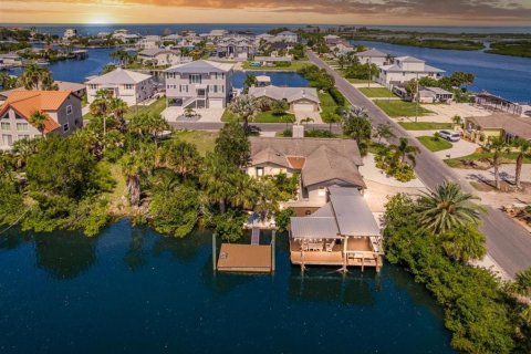 House in Hernando Beach, Florida 3 bedrooms, 164.25 sq.m. № 1903456 - photo 4