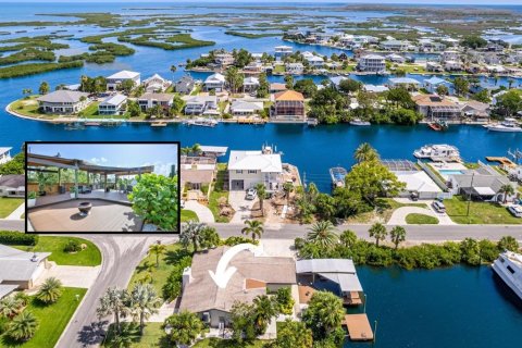 House in Hernando Beach, Florida 3 bedrooms, 164.25 sq.m. № 1903456 - photo 1