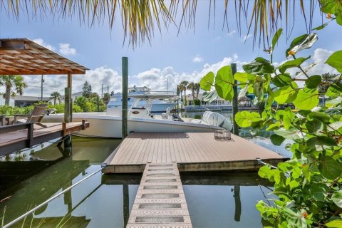 House in Hernando Beach, Florida 3 bedrooms, 164.25 sq.m. № 1903456 - photo 7