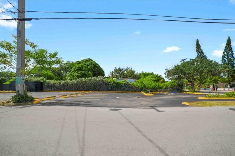 Commercial property in North Miami, Florida № 1953819 - photo 7