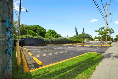 Commercial property in North Miami, Florida № 1953819 - photo 10