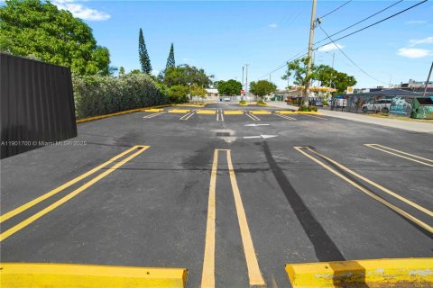 Commercial property in North Miami, Florida № 1953819 - photo 9