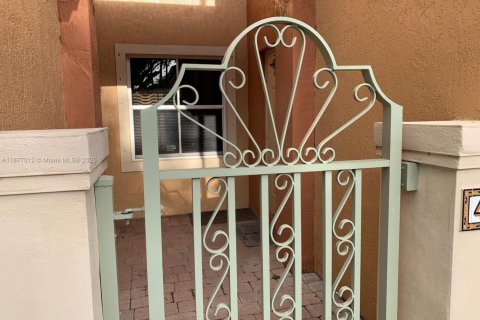 Condo in Dania Beach, Florida, 3 bedrooms  № 1921950 - photo 2