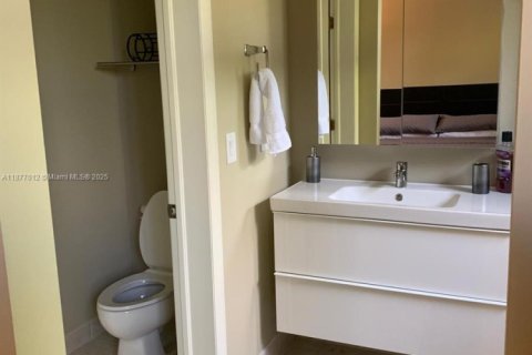 Condo in Dania Beach, Florida, 3 bedrooms  № 1921950 - photo 17