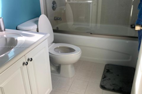 Condo in Dania Beach, Florida, 3 bedrooms  № 1921950 - photo 21