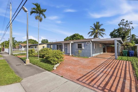 Villa ou maison à Miami Gardens, Floride 3 chambres, 127.28 m2 № 2313651