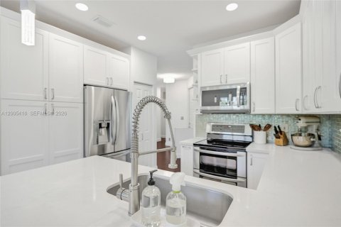 Townhouse in Pembroke Pines, Florida 3 bedrooms, 157.47 sq.m. № 2069563 - photo 9