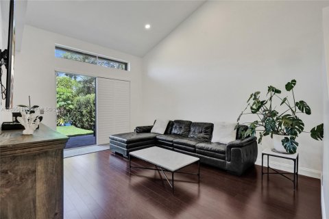 Townhouse in Pembroke Pines, Florida 3 bedrooms, 157.47 sq.m. № 2069563 - photo 12