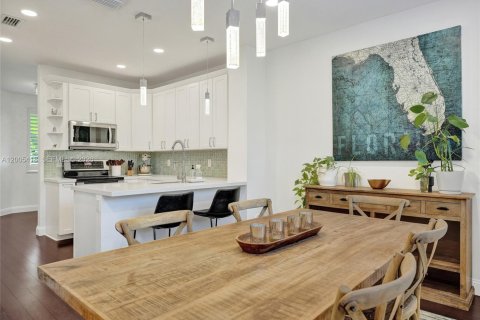 Townhouse in Pembroke Pines, Florida 3 bedrooms, 157.47 sq.m. № 2069563 - photo 4