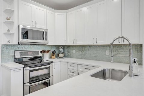 Townhouse in Pembroke Pines, Florida 3 bedrooms, 157.47 sq.m. № 2069563 - photo 3