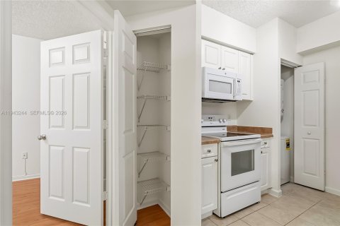 Condo in Sunny Isles Beach, Florida, 1 bedroom  № 2003402 - photo 4