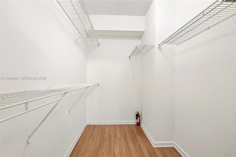 Condo in Sunny Isles Beach, Florida, 1 bedroom  № 2003402 - photo 15