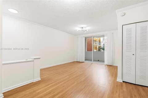 Condo in Sunny Isles Beach, Florida, 1 bedroom  № 2003402 - photo 10