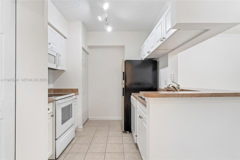 Condo in Sunny Isles Beach, Florida, 1 bedroom  № 2003402 - photo 2