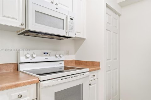 Condo in Sunny Isles Beach, Florida, 1 bedroom  № 2003402 - photo 3