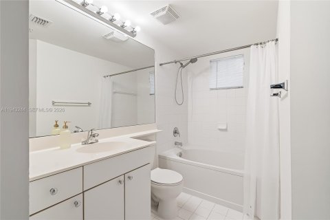 Condo in Sunny Isles Beach, Florida, 1 bedroom  № 2003402 - photo 16