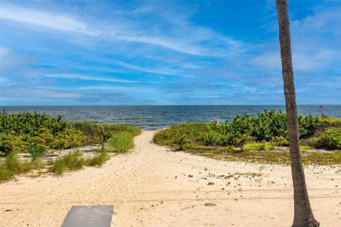 Condo in Lauderdale-by-the-Sea, Florida, 2 bedrooms  № 2003730 - photo 24