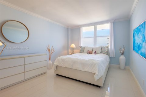 Condo in Lauderdale-by-the-Sea, Florida, 2 bedrooms  № 2003730 - photo 17