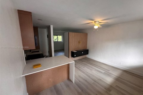 Apartment in Coral Gables, Florida 1 bedroom № 1952676 - photo 1