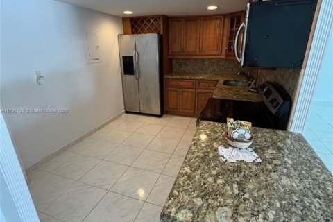 Condo in Miami, Florida, 2 bedrooms  № 1811143 - photo 5