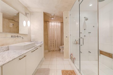 Condo in Miami Beach, Florida, 2 bedrooms  № 2244261 - photo 14