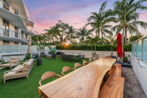 Condo in Miami Beach, Florida, 2 bedrooms  № 2244261 - photo 17