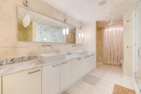 Condo in Miami Beach, Florida, 2 bedrooms  № 2244261 - photo 13
