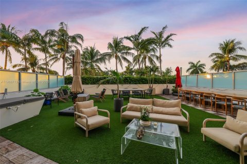 Condo in Miami Beach, Florida, 2 bedrooms  № 2244261 - photo 19