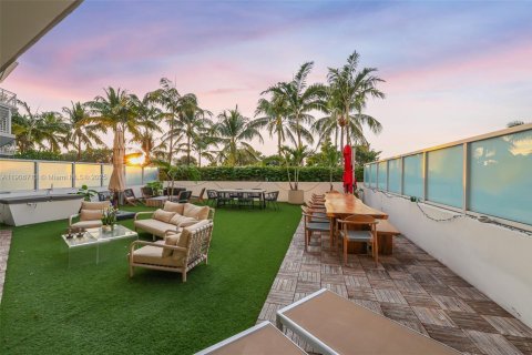 Condo in Miami Beach, Florida, 2 bedrooms  № 2244261 - photo 18