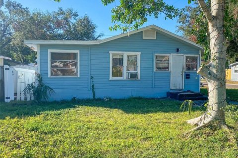 House in Saint Petersburg, Florida 4 bedrooms, 156.26 sq.m. № 1570570 - photo 1
