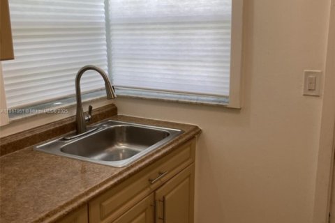 Apartment in Miami Beach, Florida 2 bedrooms, 257.06 sq.m. № 1896784 - photo 24