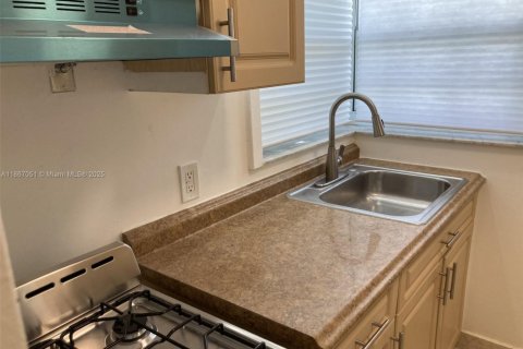 Apartment in Miami Beach, Florida 2 bedrooms, 257.06 sq.m. № 1896784 - photo 21