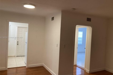 Apartment in Miami Beach, Florida 2 bedrooms, 257.06 sq.m. № 1896784 - photo 20