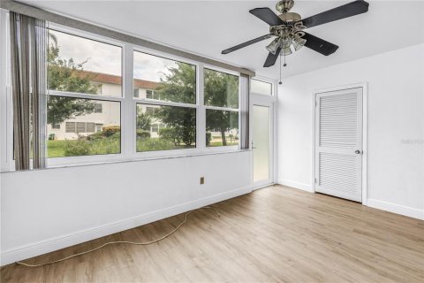 Condo in Saint Petersburg, Florida, 2 bedrooms  № 2155685 - photo 19