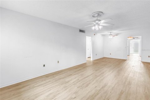 Condo in Saint Petersburg, Florida, 2 bedrooms  № 2155685 - photo 7