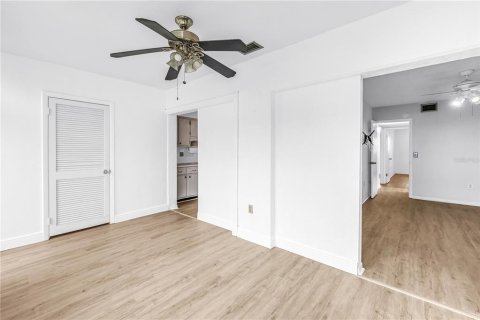 Condo in Saint Petersburg, Florida, 2 bedrooms  № 2155685 - photo 17