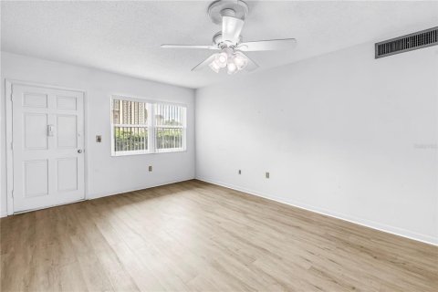 Condo in Saint Petersburg, Florida, 2 bedrooms  № 2155685 - photo 26