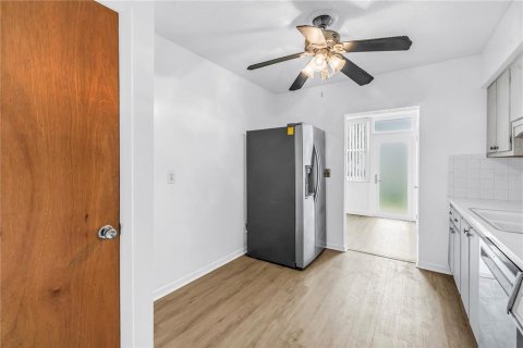 Condo in Saint Petersburg, Florida, 2 bedrooms  № 2155685 - photo 24