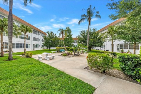 Condo in Saint Petersburg, Florida, 2 bedrooms  № 2155685 - photo 30