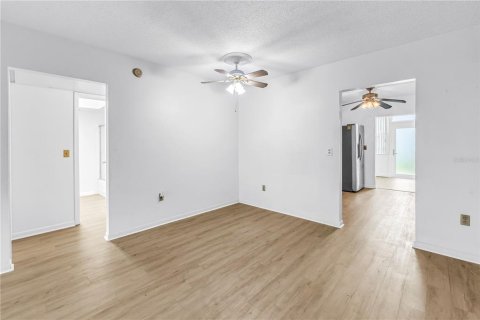 Condo in Saint Petersburg, Florida, 2 bedrooms  № 2155685 - photo 8