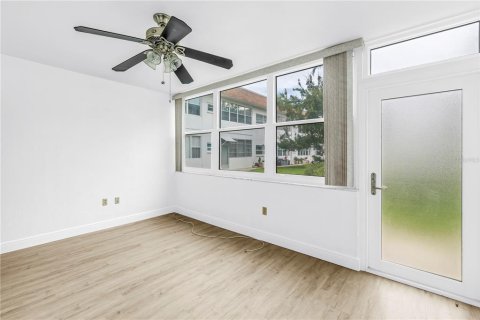 Condo in Saint Petersburg, Florida, 2 bedrooms  № 2155685 - photo 18