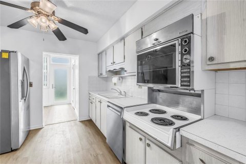 Condo in Saint Petersburg, Florida, 2 bedrooms  № 2155685 - photo 23