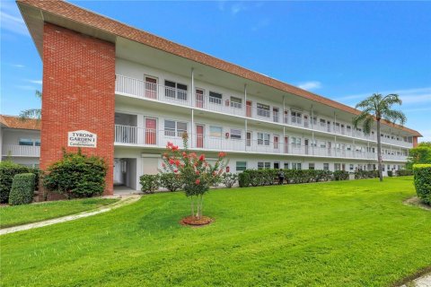 Condo in Saint Petersburg, Florida, 2 bedrooms  № 2155685