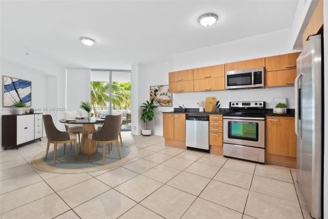 Condominio en alquiler en Miami, Florida, 1 dormitorio, 71.35 m2 № 1946372 - foto 1